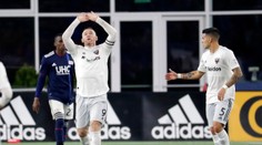 Brankář brutálně sejmul Rooneyho, ten se pomstil gólem