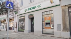 Klienti Sberbank se dostanou ke svým penězům. Na účtech jsou stamiliony