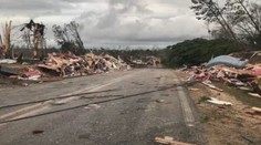 VIDEO: Živel srovnal se zemí stovky domů! Obětem tornáda pomáhá charita