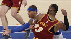 Trojice "Kavalírů" zničila Knicks. Basketbal vyučoval i Houston