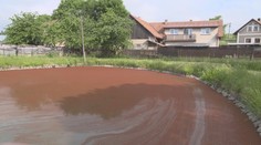 Děsivý úkaz na Žďársku. Tamní rybník se zničehonic zbarvil do ruda