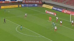Borec na konec! Obránce Olympiakosu zaskočil za gólmana