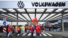 V automobilkách to vře: VW stávkuje, Stellantis je bez šéfa a další velká značka má namále