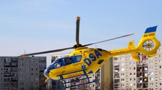 V Chomutově srazilo auto malou holčičku. Letěl pro ni vrtulník