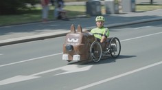 Hradcem Králové se proháněla šlapací autíčka. V závodě se hodnotily i kostýmy