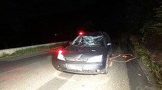 Auto smetlo čelně cyklistu v protisměru, ten bojuje o život