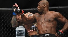 Jon Jones zničil Smithe a dál je šampionem, Lawler se zlobí