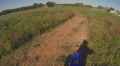 VIDEO: Bláznivý skok do jezera! Na motorce a s padákem