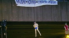 Hušák dá 200 tisíc za DOPADENÍ člověka, který vyvěsil figuríny!
