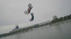 Freestylista Ackermann přeskočil z lodě na loď s motorkou nad hlavou