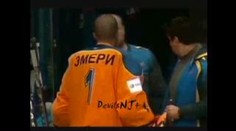 Slavný gólman zmlátil rasistického týmového doktora. VIDEO
