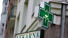 Žena s parukou přišla se zbraní do lékarny, odnesla si desítky tisíc