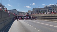 Slováci protestují proti opatřením. Dva státy budou očkovat třetí dávkou