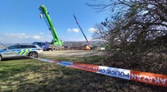 U Berouna spadl sloup vysokého napětí. Jeden člověk je mrtvý, dva zranění