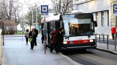 Nechtěl pustit opilé fandy do trolejbusu, tak dostal šofér pěstí