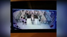 Smrt na videu: Syna strčila do bezpečí, sama zemřela na schodech!