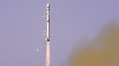 Čínská raketa odstartovala a začala se rozpadat. Stovky částí dopadly na zem