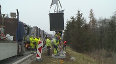 Na D1 instalují silničáři nové značky. Zakazují předjíždění kamionům