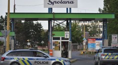 Ve Spolaně Neratovice unikla kyselina sírová. Zasahují tam hasiči
