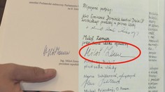 Proč vypadá Zemanův podpis jinak? Odborníci na písmo odpověděli