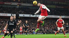 Arsenal si upevnil první místo v tabulce. Na Boxing day otočil zápas s Hammers