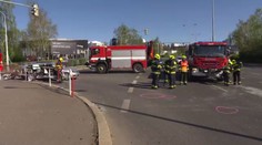 Hasiči spěchali k zásahu, srazili se s osobním autem. Dva zranění