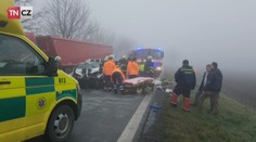 VIDEO: Mladý řidič vjel v mlze pod kamion. Museli ho vystříhat