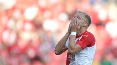 Slavia zahodila penaltu a poprvé ztratila, nováček zaskočil i Jablonec