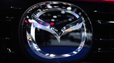 Další automobilka mění tradiční logo. Hlavně kvůli chytrým telefonům