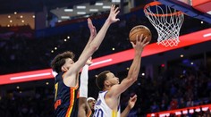 Curry rozhodl v poslední sekundě, jeho koš ale původně neplatil