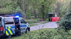Tragická nehoda na Mělnicku. Cyklista zemřel při srážce s pracovním strojem