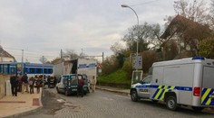 Na kamion na přejezdu spadly závory. Vlak zastavil kousek od něj