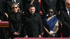 Zelenskyj vzácně odložil mikinu. Na papežově pohřbu sklidil bouřlivý potlesk