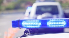 Policisté si došlápli na obří traktor. Převrátili ho pomocí tvrdého PIT manévru