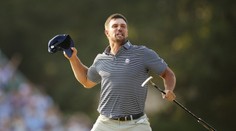 DeChambeau trefil hole-in-one přes svůj dům. Radoval se víc než po výhře majoru