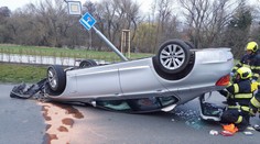 Auto skončilo zdemolované na střeše po nárazu do sloupu. Žena v něm vezla děti