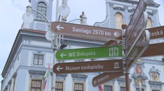 V Českých Budějovicích mají nové směrovky, ukazují cestu do Santiaga