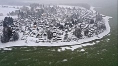 Lipno pokryl zelený led. Neobvyklý jev překvapil i odborníky
