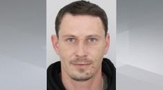 Ozbrojený muž, který měl znásilnit dívku, stále prchá. Obří pátračka pokračuje
