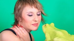 Zvrácené! Uvedl ženu do bezvědomí a pak si fotil sex se žábou!