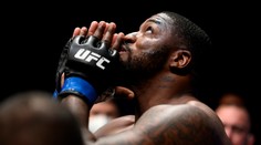 Veterán Overeem je stále ve hře o titul, Sakaiovo trápení ukončil sudí