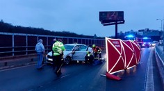 U Barrandova zkolabovala doprava. Při vážné nehodě se zranila seniorka