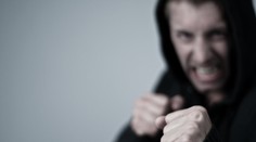 Agresivní cizinec měl ničit odběrové místo v Brně, krotili ho i policisté!