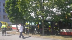 Autobus po srážce s auty naboural do budovy úřadu! 5 zraněných