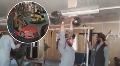 Se samopalem na kolotoči. Bizarní záběry z Afghánistánu baví svět