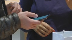 Obec bojuje proti moderním vymoženostem. Starosta zakázal mobily na veřejnosti