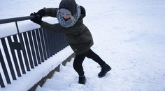 Žena ukázala jednoduchý trik, díky kterému na ledu už nikdy neuklouznete
