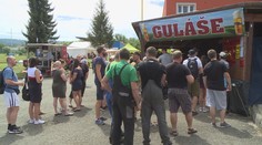 Valašským Meziříčím se line vůně guláše. Lidé na festivalu sní přes 2 tuny masa
