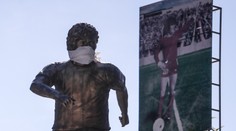 Když všichni, tak všichni! V Argentině nosí roušku i socha Maradony
