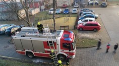 Hasiči vyjeli zachránit 95letou stařenku, ta je raději ignorovala u televize